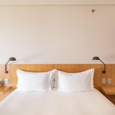 B Hotel Бразилиа Экстерьер фото A bed with two pillows