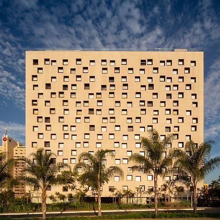 B Hotel Бразилиа Экстерьер фото The 1960s-built 12-storey, 200-bed, 100-room nursing home at the Royal Perth Hospital, Perth, Western Australia.