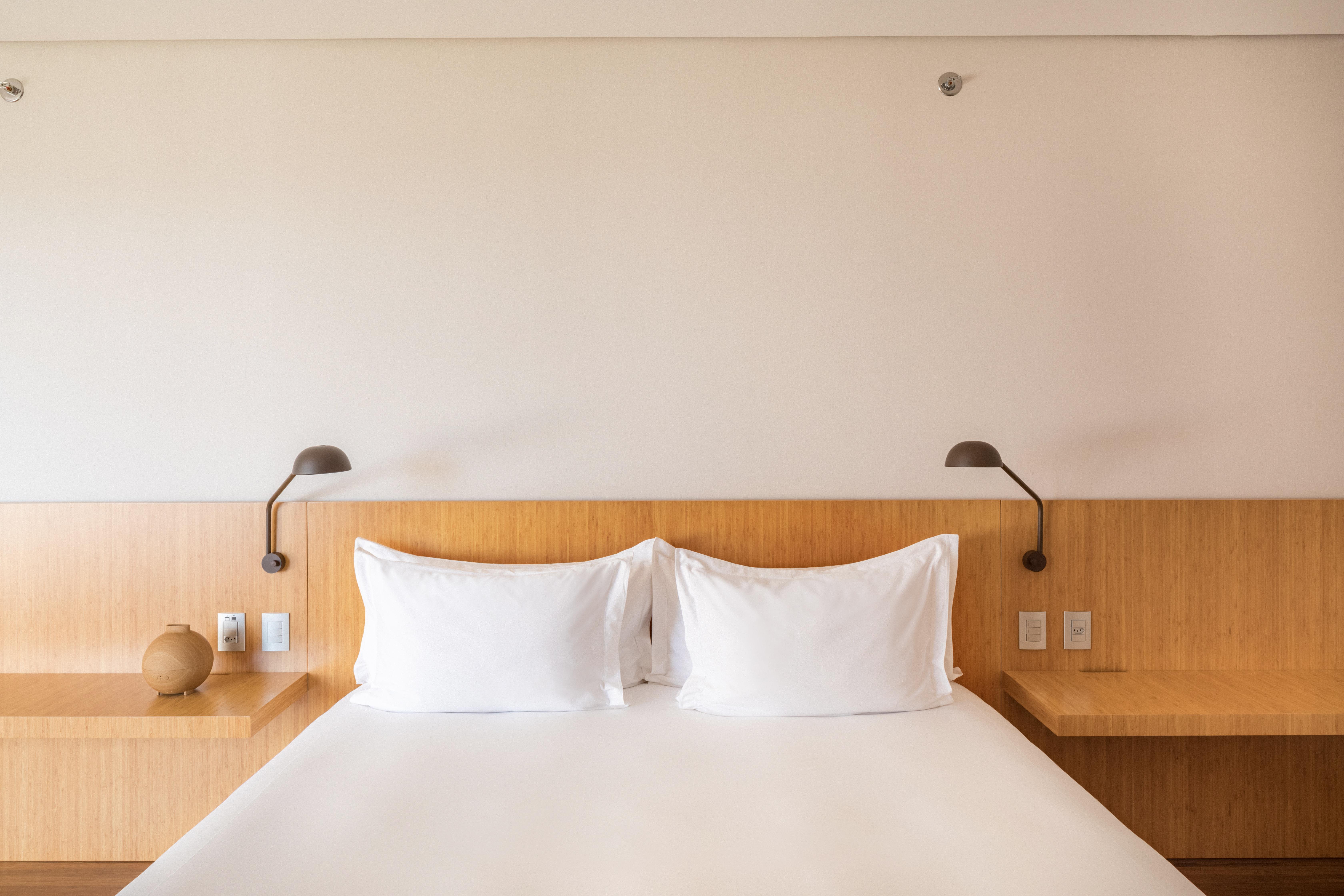 B Hotel Бразилиа Экстерьер фото A bed with two pillows