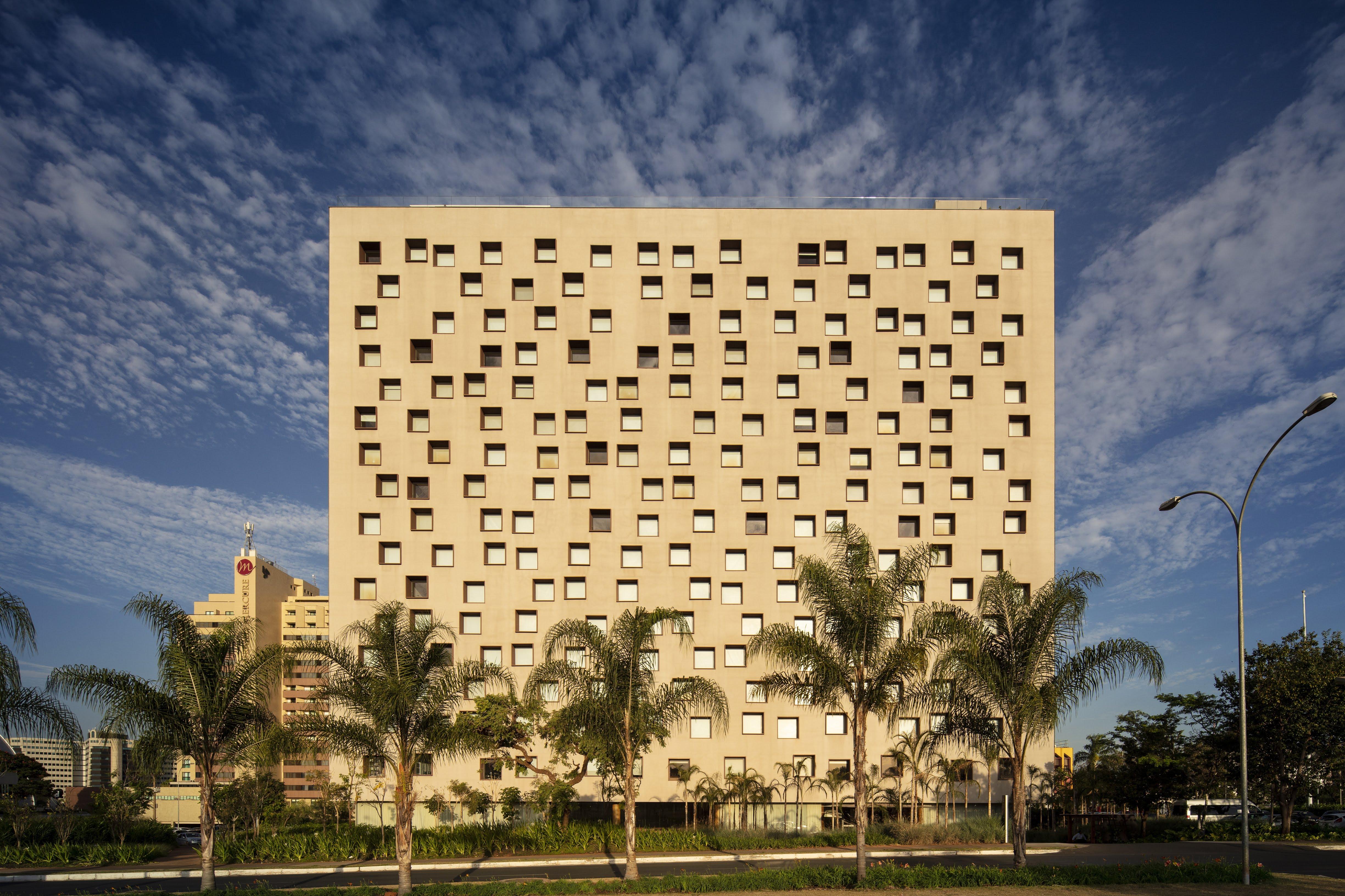 B Hotel Бразилиа Экстерьер фото The 1960s-built 12-storey, 200-bed, 100-room nursing home at the Royal Perth Hospital, Perth, Western Australia.