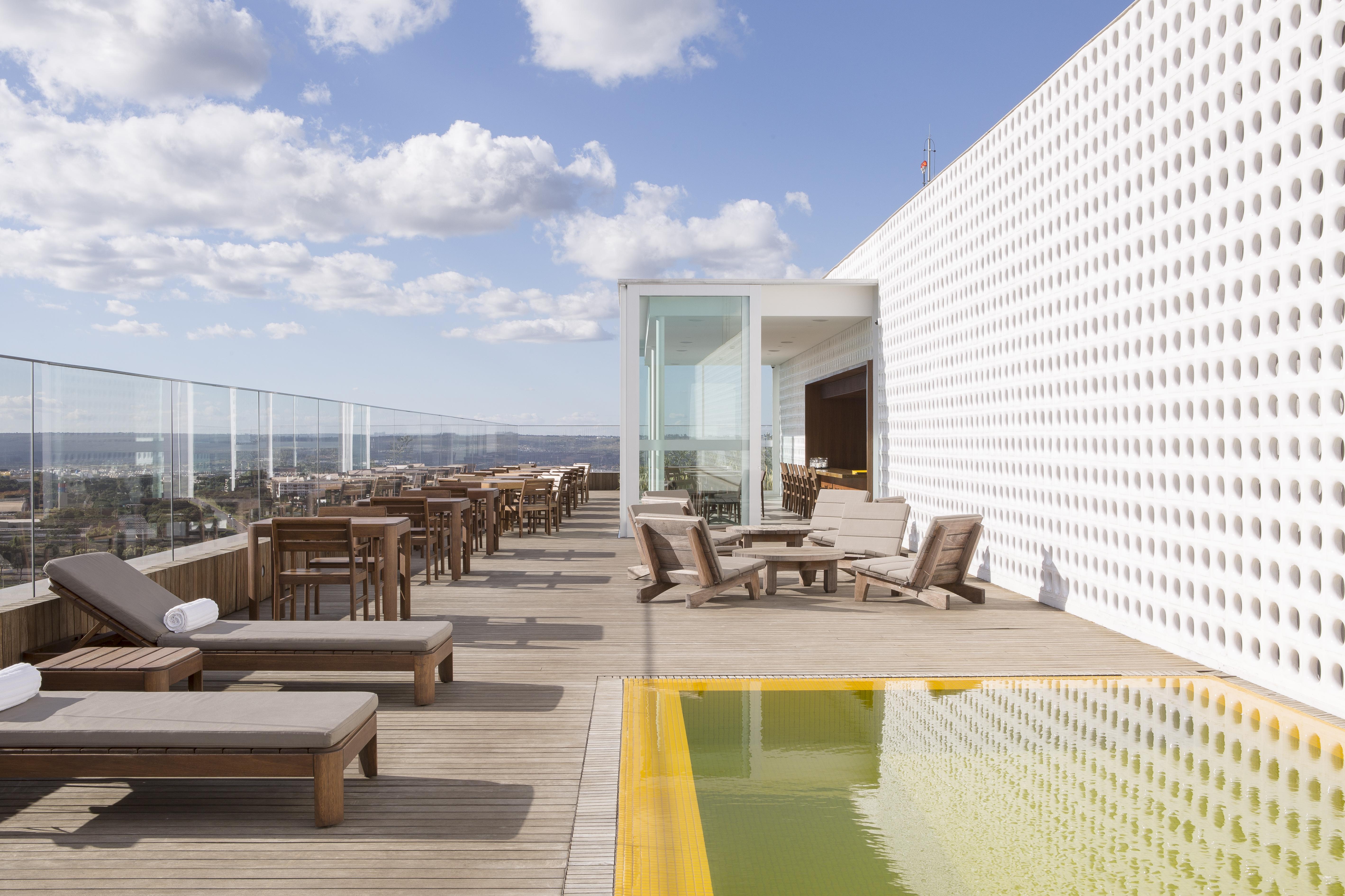 B Hotel Бразилиа Экстерьер фото The rooftop pool at the hotel