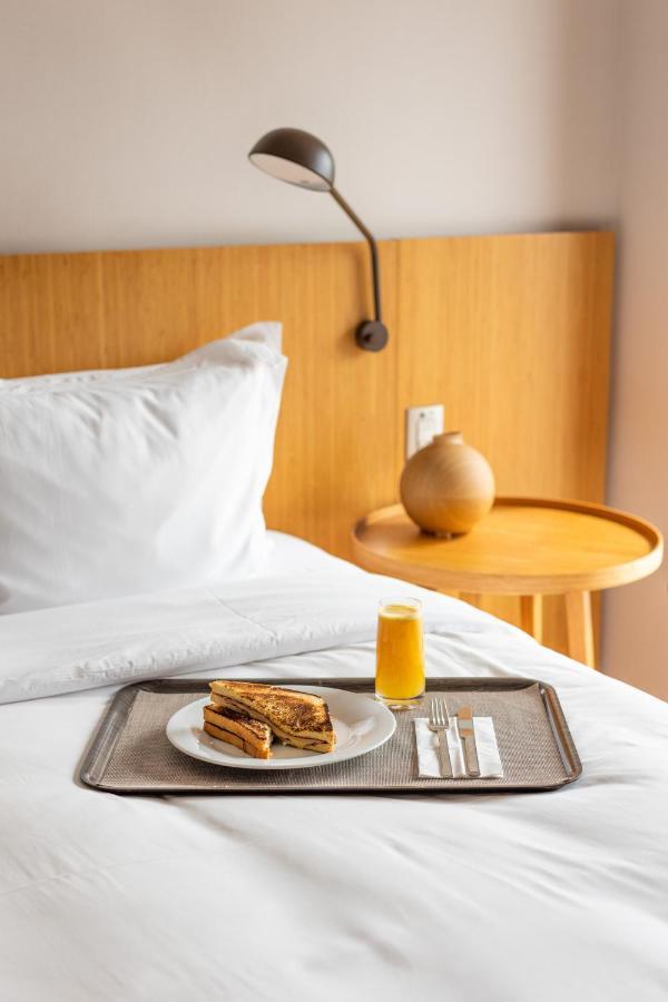 B Hotel Бразилиа Экстерьер фото Room service