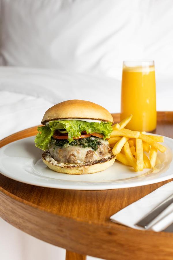 B Hotel Бразилиа Экстерьер фото A cheeseburger with fries and orange juice