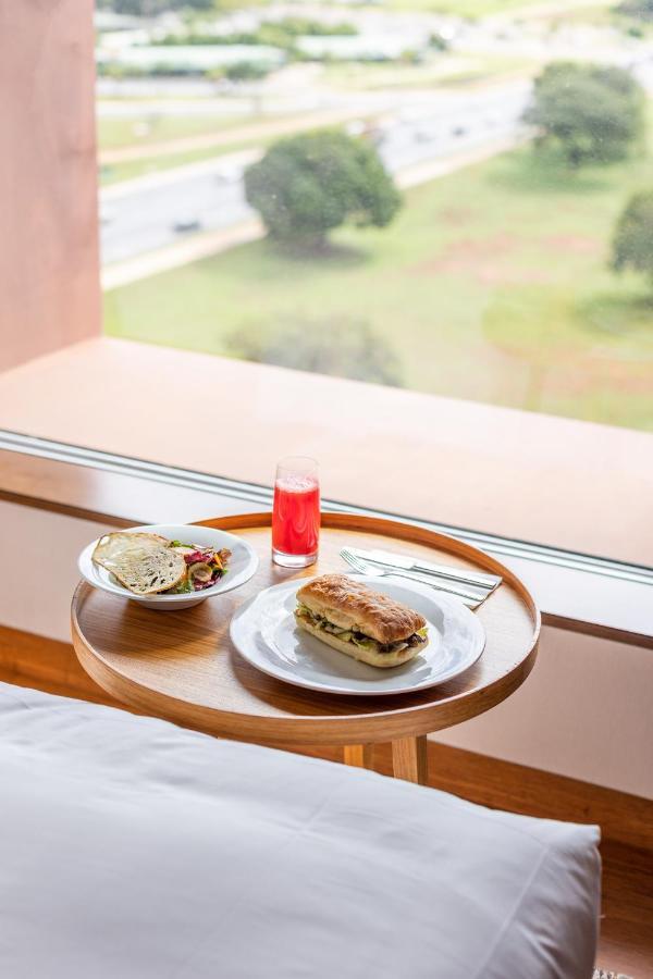 B Hotel Бразилиа Экстерьер фото A typical breakfast