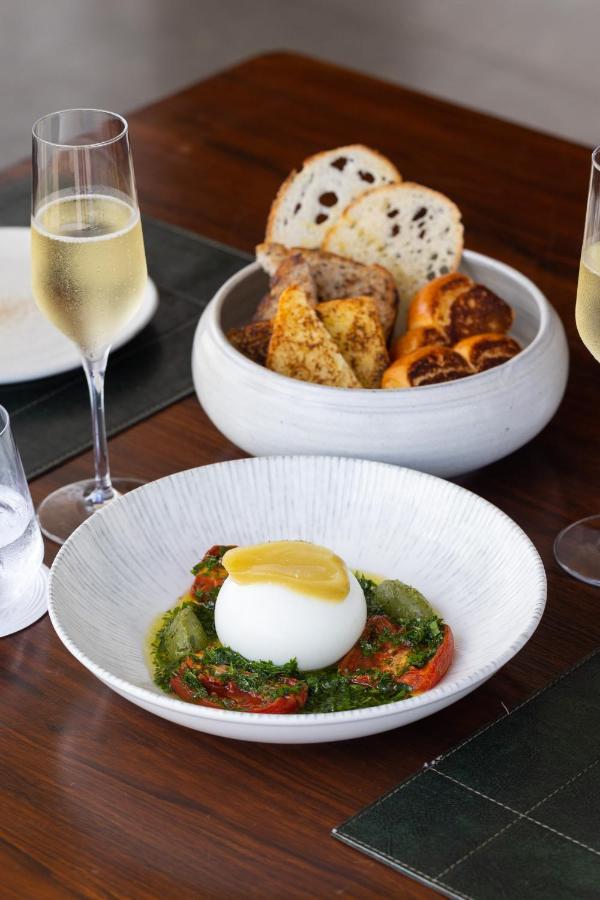 B Hotel Бразилиа Экстерьер фото Mozzarella with tomatoes and bread