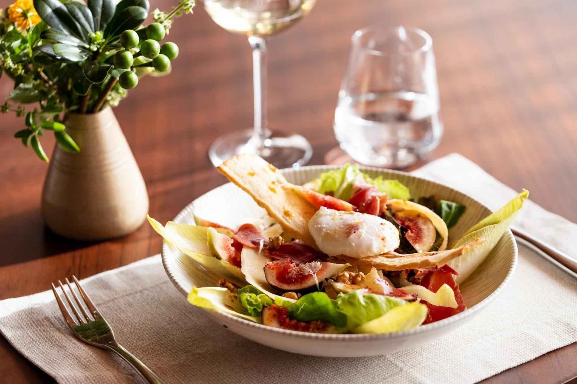 B Hotel Бразилиа Экстерьер фото A salad with mozzarella