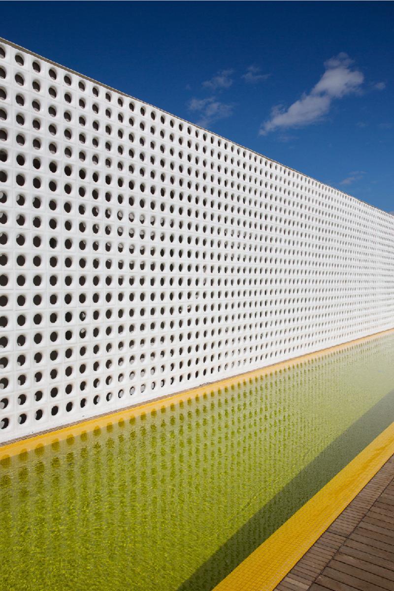 B Hotel Бразилиа Экстерьер фото A perforated metal fence