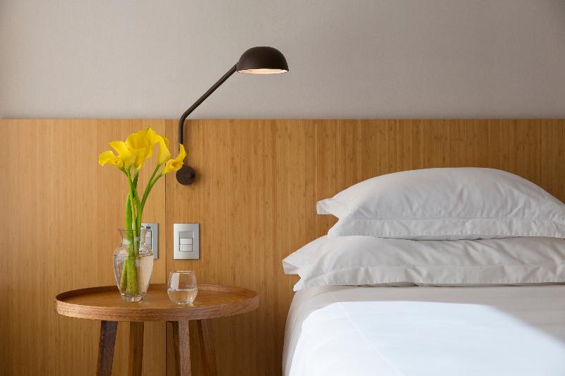 B Hotel Бразилиа Экстерьер фото A wall-mounted lamp